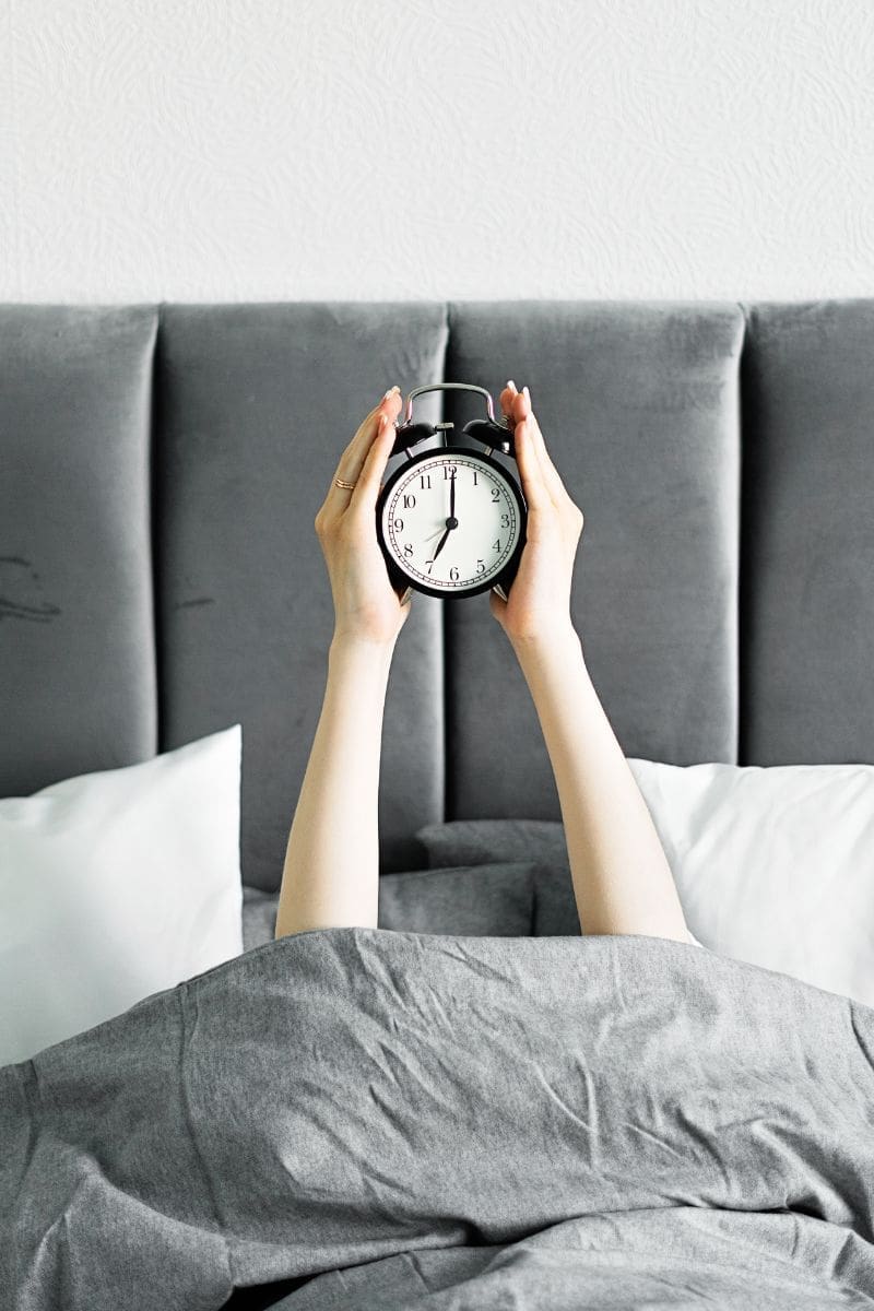Gemakkelijk in slaap vallen - klok in slaapkamer