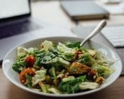 Wat is beter; staand of zittend eten?
