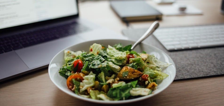 Wat is beter; staand of zittend eten?